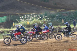 ベスコンの新たなコース設定を113台が激走 したクラブマンモトクロス